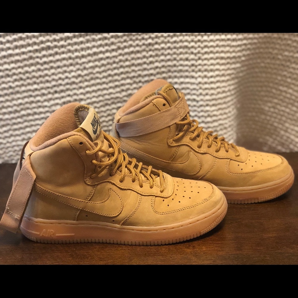 NIKE WOMAN’S 7.5 AIR FORCE 1 HIGH LV8 (GS) "FLAX"